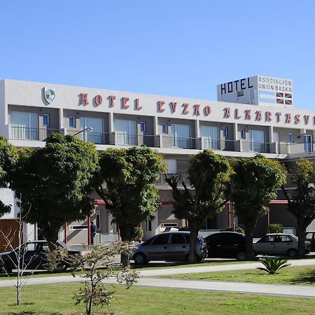 Hotel Euzko Alkartasuna Macachin  Bagian luar foto