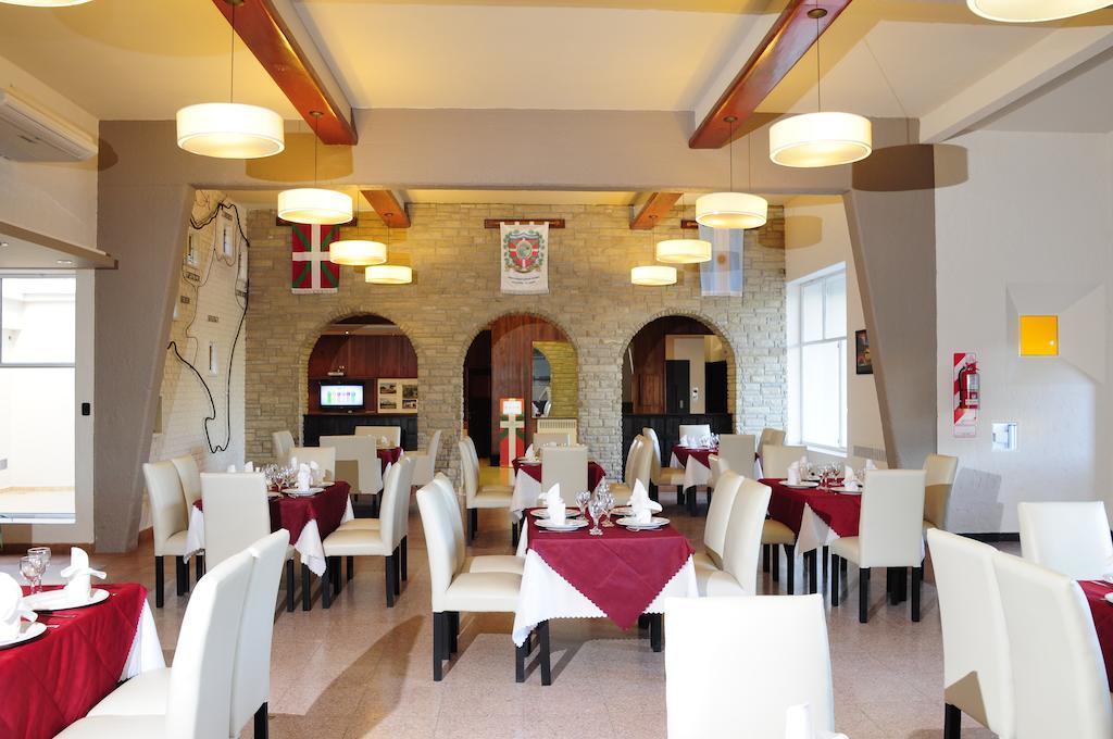 Hotel Euzko Alkartasuna Macachin  Bagian luar foto