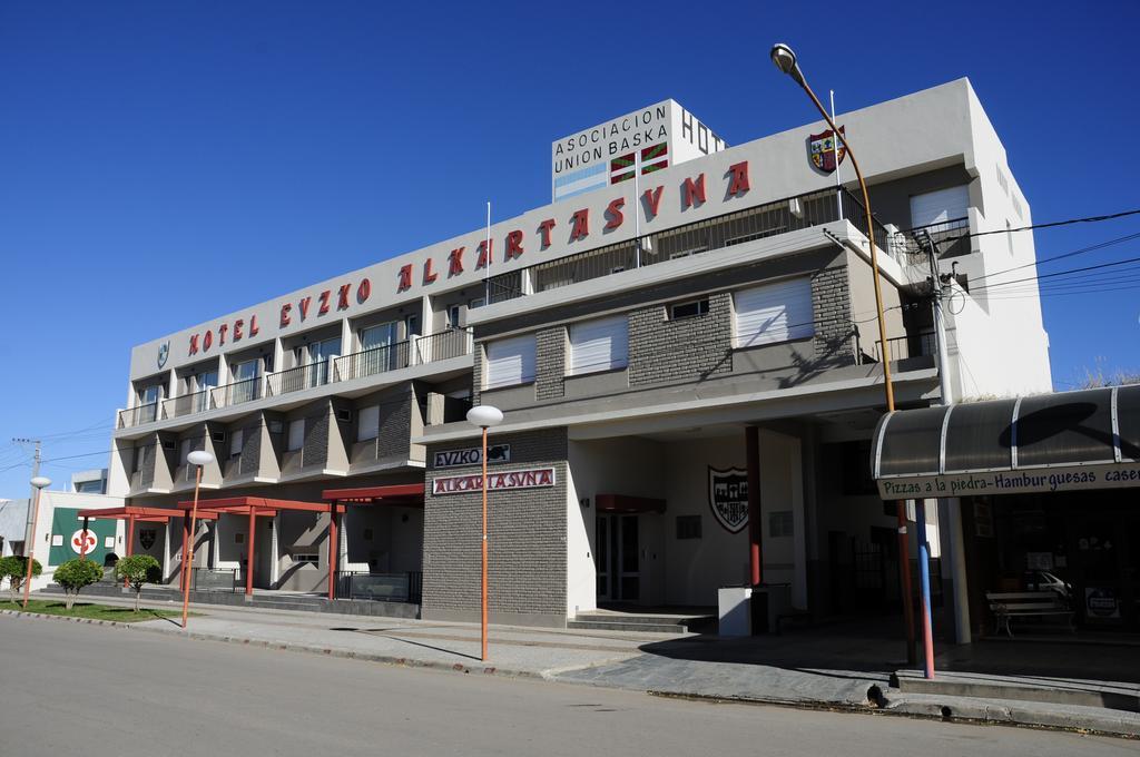 Hotel Euzko Alkartasuna Macachin  Bagian luar foto