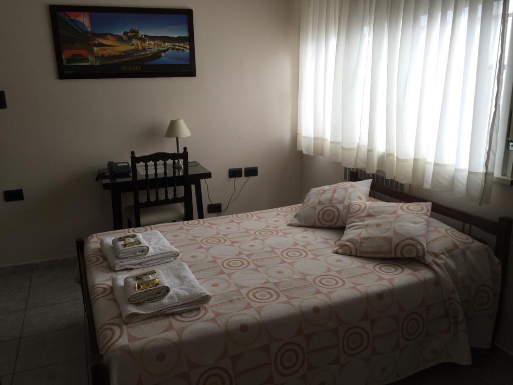 Hotel Euzko Alkartasuna Macachin  Bagian luar foto