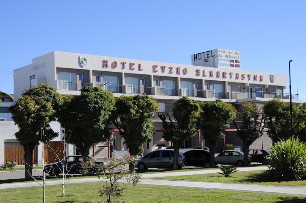 Hotel Euzko Alkartasuna Macachin  Bagian luar foto